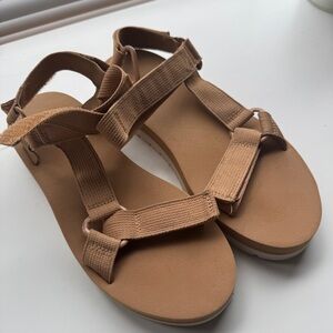 Universal Thread Tan Sporty Sandals